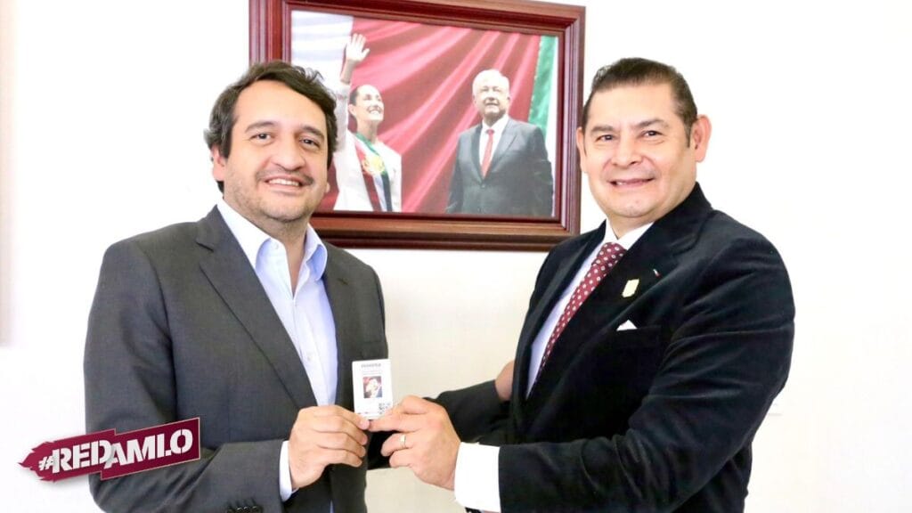 Hijo de AMLO entrega credencial de afiliación a Morena al gobernador Alejandro Armenta