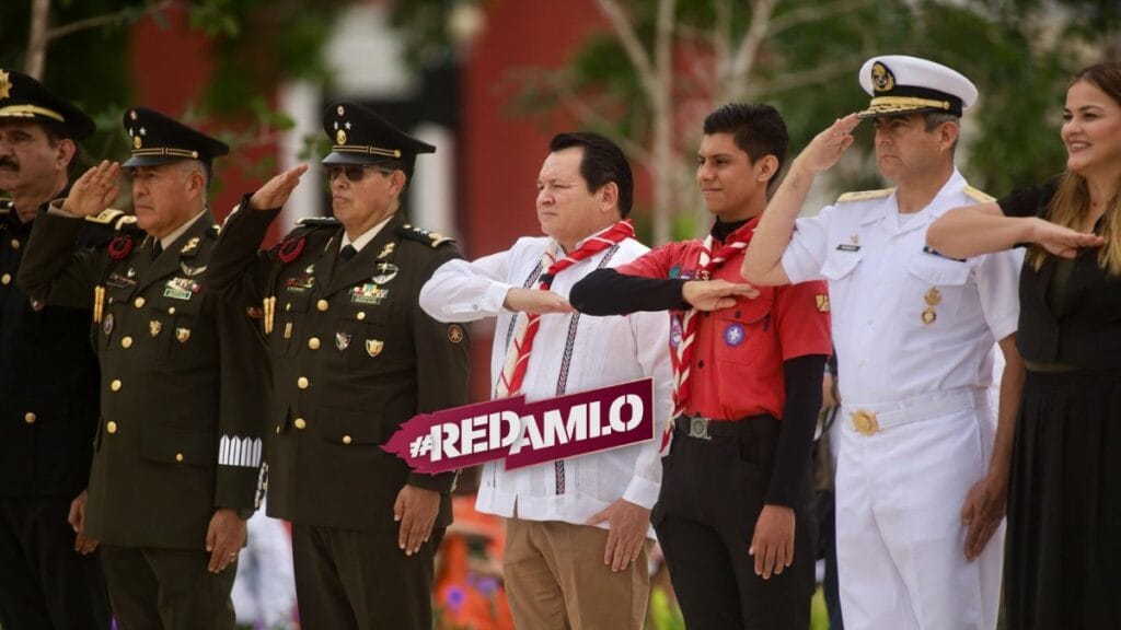 El gobernador Huacho Díaz Mena preside ceremonia patriótica en Mérida