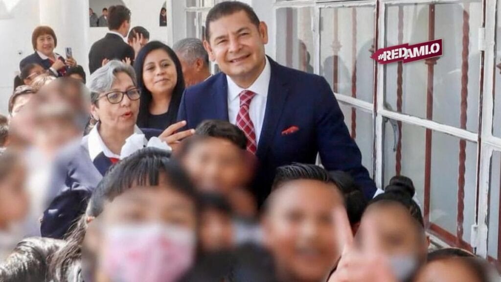 Alejandro Armenta visita su primaria y reafirma compromiso con la educación en Puebla