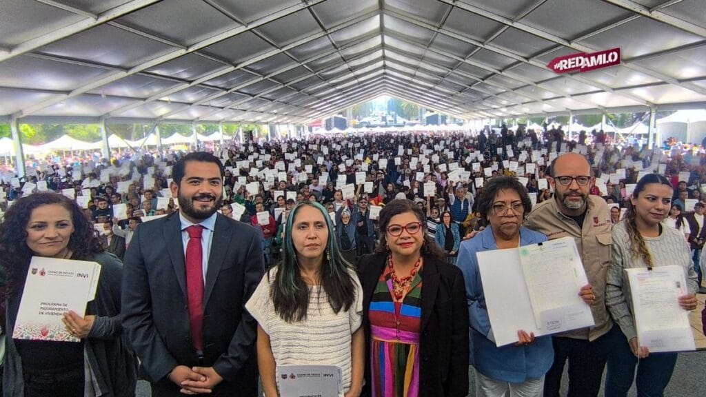 Clara Brugada entrega 6 mil créditos de vivienda en CDMX