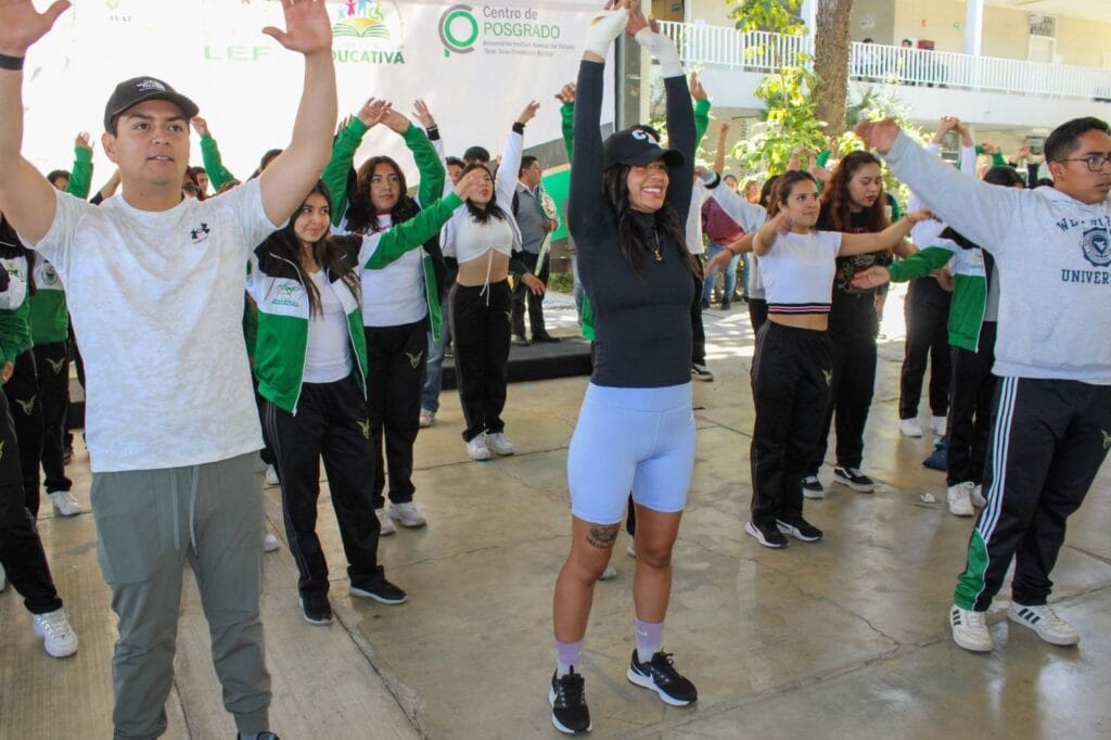 La Bonita Sánchez impartiendo clase de box en escuela