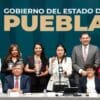Mujeres mezcaleras poblanas son reconocidas en Bruselas por su destilado