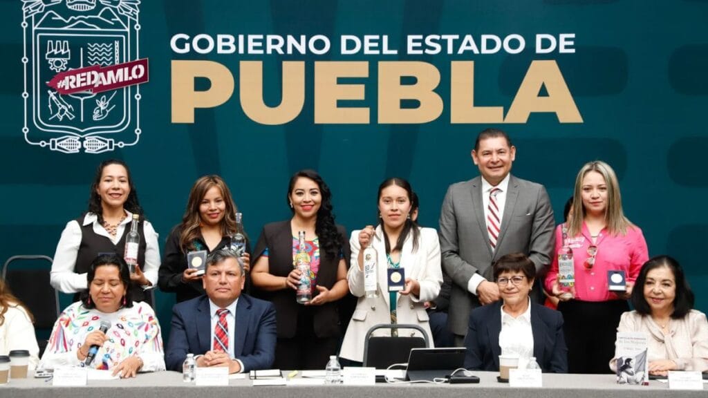 Mujeres mezcaleras poblanas son reconocidas en Bruselas por su destilado