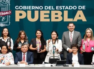 Mujeres mezcaleras poblanas son reconocidas en Bruselas por su destilado