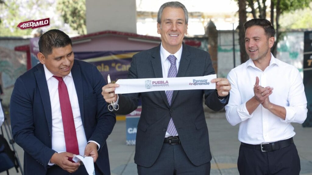 Pepe Chedraui inaugura techado escolar en Puebla