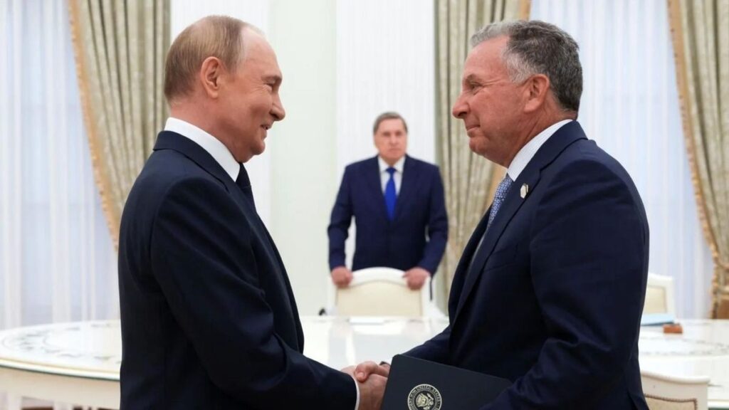 Rusia libera a estadounidense; enviado de Trump se reúne con Putin por Ucrania