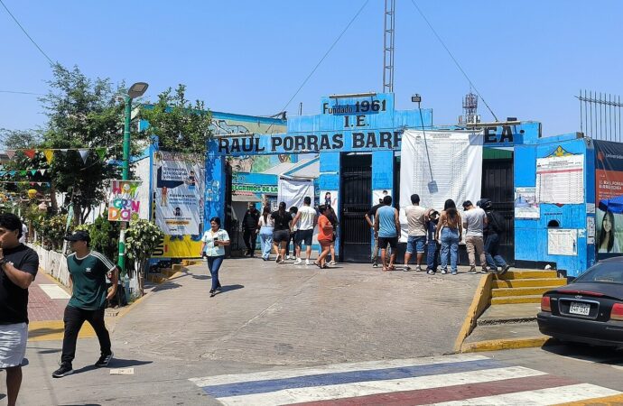 Perú celebra elecciones regionales y municipales con inicio de conteo de votos