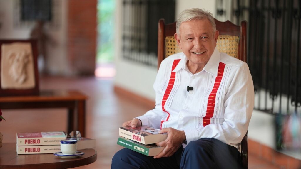 AMLO pide a Morena no postular a familiares ni ‘malandrines’ en su nuevo libro