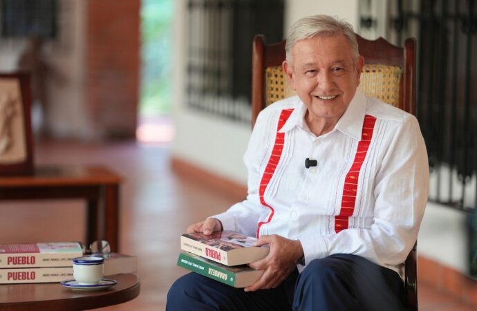 AMLO pide a Morena no postular a familiares ni ‘malandrines’ en su nuevo libro