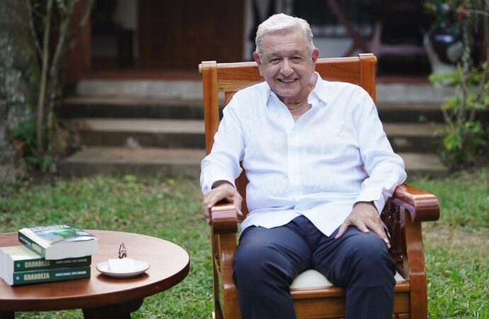 AMLO critica a Salinas Pliego en su libro: “se trastornó por completo”