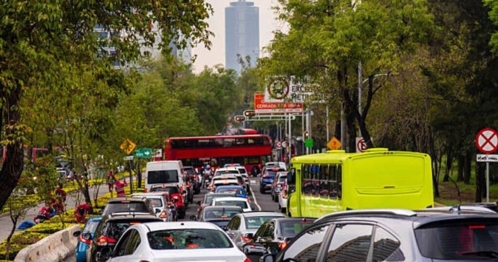 Tráfico en CDMX cuesta 211 horas y 10 mil pesos anuales a cada habitante