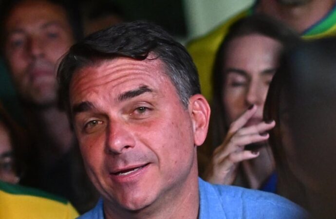 Brasil cancela pasaportes de Flávio Bolsonaro e investiga posible huida del país