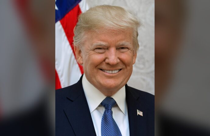 Trump insiste que México pagó el muro fronterizo con aranceles, Ebrard lo desmiente