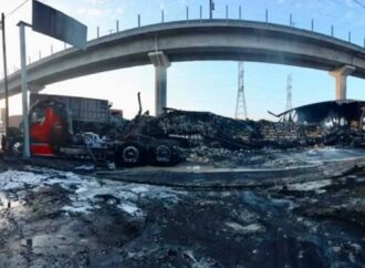 Tráiler choca contra bloqueo de transportistas en México-Toluca y provoca incendio