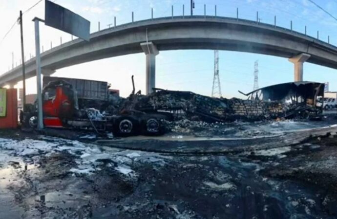 Tráiler choca contra bloqueo de transportistas en México-Toluca y provoca incendio